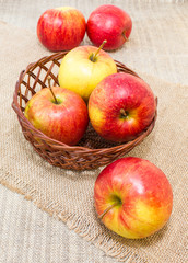 Яблоки на столе