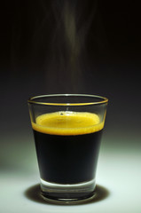 Tazzina in vetro di caffè caldo