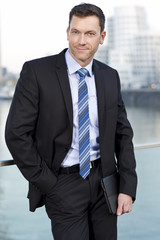 Gesch&auml;ftsmann drau&szlig;en blauer Hintergrund Tablet PC