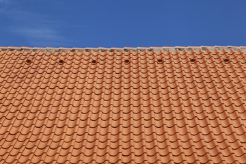 Rote Dachziegeln, Detail eines Einfamilienhauses
