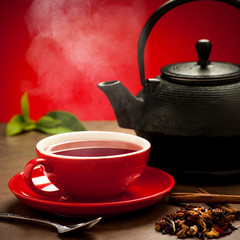 Obraz na płótnie Canvas Teapot and tea cup arangement on a table
