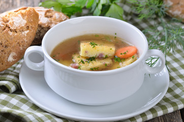 Leckere Schinkenschöberlsuppe mit Vinschgerl