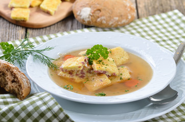 Hausgemachte Schinkenschöberlsuppe mit Vinschgerln