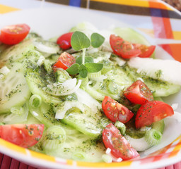 Gurkensalat mit Tomaten