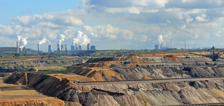 Braunkohleabbau in Garzweiler mit Kraftwerken