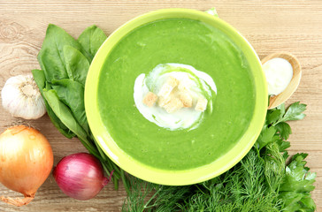 Tasty spinach soup, on wooden table