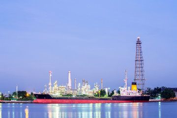 Obraz premium Oil refinery plant