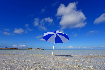 美しい沖縄のビーチと夏空