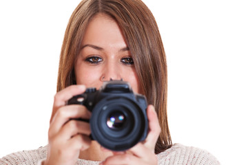 Attraktive junge Frau mit Fotokamera