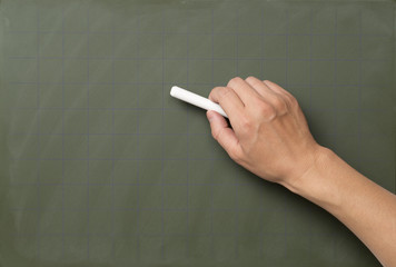 黒板とチョークを持った男性の手
