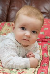 Портрет маленькой девочки на кровати