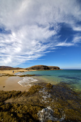 Fototapeta na wymiar woda i linia brzegowa plaży lato w Lanzarote Hiszpania