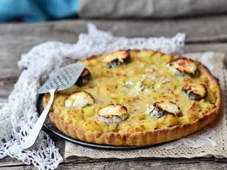 Fototapeten potatoes and goat cheese quiche © zoryanchik