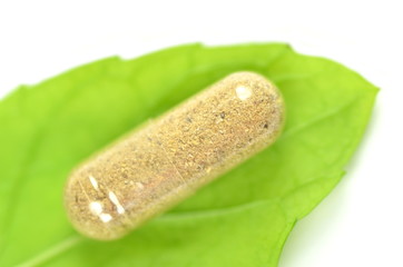 kapsułka ziołowa na liściu mięty © Darios
