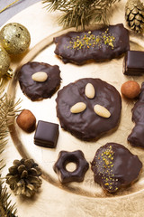 Lebkuchen,Dominosteine und Marzipankatoffeln auf goldenem Teller