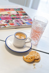 Espresso Tasse mit Keksen und Glas