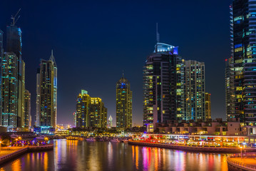 Fototapeta na wymiar Nocne życie w Dubai Marina. ZEA. 14 listopada 2012