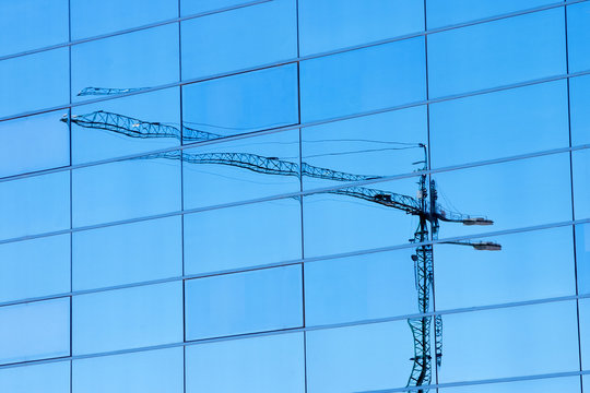 Gr&uacute;a reflejada en edificio