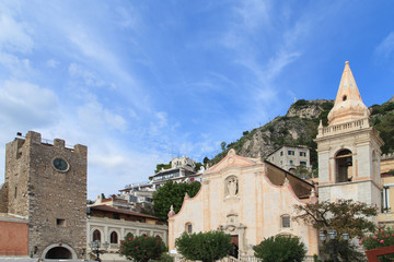 Fototapeta na wymiar Panorama miasta i kościoła w Taormina, Sycylia, Włochy