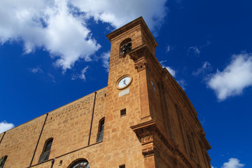 Fototapeta na wymiar Streszczenie widok kościoła w Castellammare del Golfo, Sycylia