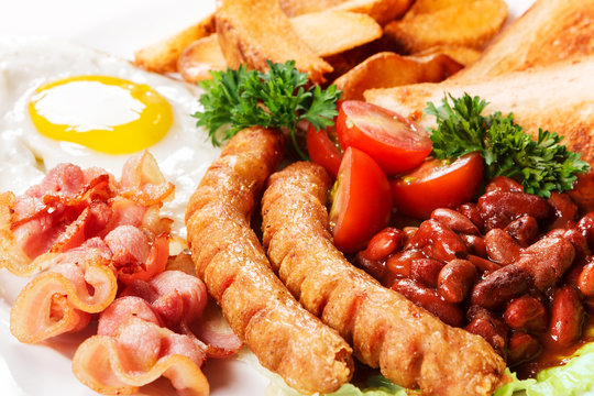 Fried eggs with sausages and subfried bread