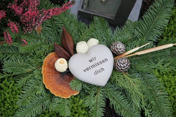 Herbstlicher Grabschmuck mit Herz