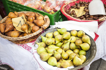 Pere,mele e castagne al mercato