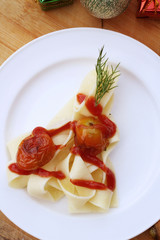 Linguine pasta with tomato sauce