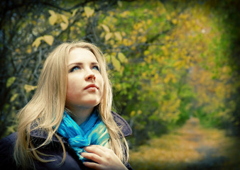 Naklejka premium blonde woman in the autumn park