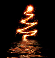 Obraz premium Sparkling Christmas Tree symbol reflecting in water