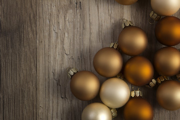 Weihnachtskugeln auf Holzhintergrund