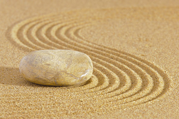 Fototapeta na wymiar Japoński ogród Zen z kamienia w prowizją piasku