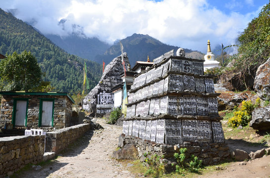 Непал, Гималаи, долина Кхумбу, атрибуты буддизма.