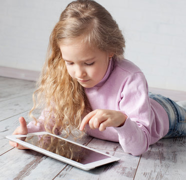Child with tablet pc