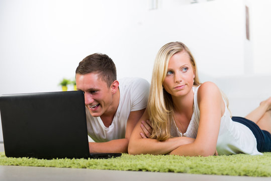 frau ist genervt vom chatten es partners