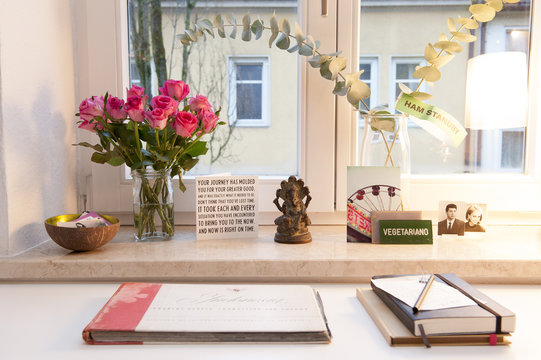 Rosen auf Schreibtisch am Fenster