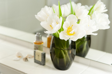 Weiße Tulpen im Bad