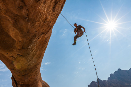 Kletter h&auml;ngt im Seil