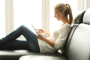 Frau auf der Couch