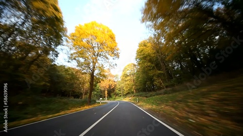 Fahrt auf Landstraße