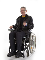 Mann im Rollstuhl Daumen hoch