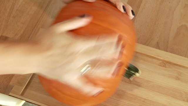 K&uuml;rbis aufschneiden