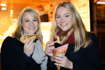 Freundinnen essen Fast Food
