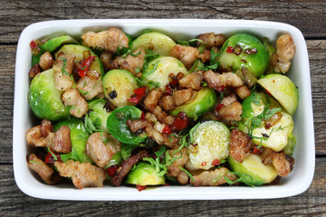 Brussels sprouts with bacon, onions and paprika