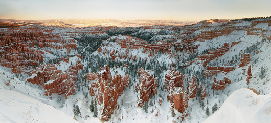 Bryce canyon panorama with snow in Winter at sunset, USA - obrazy, fototapety, plakaty