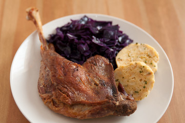Martinigans mit Rotkraut und Knödeln