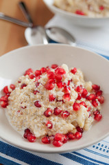 Quinoa Milchbrei mit Grantapfelkernen