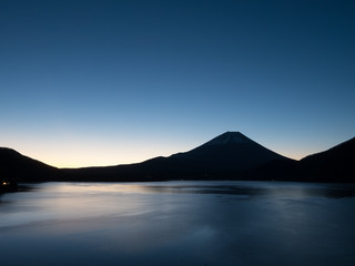 Fototapeta premium 夜明け前の富士山と本栖湖