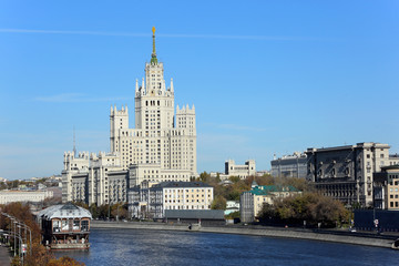 Fototapeta na wymiar Панорама Москвы реки и высотки на Котельнической набережной.