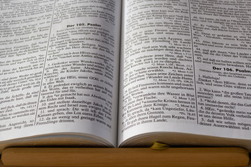 aufgeschlagene Bibel